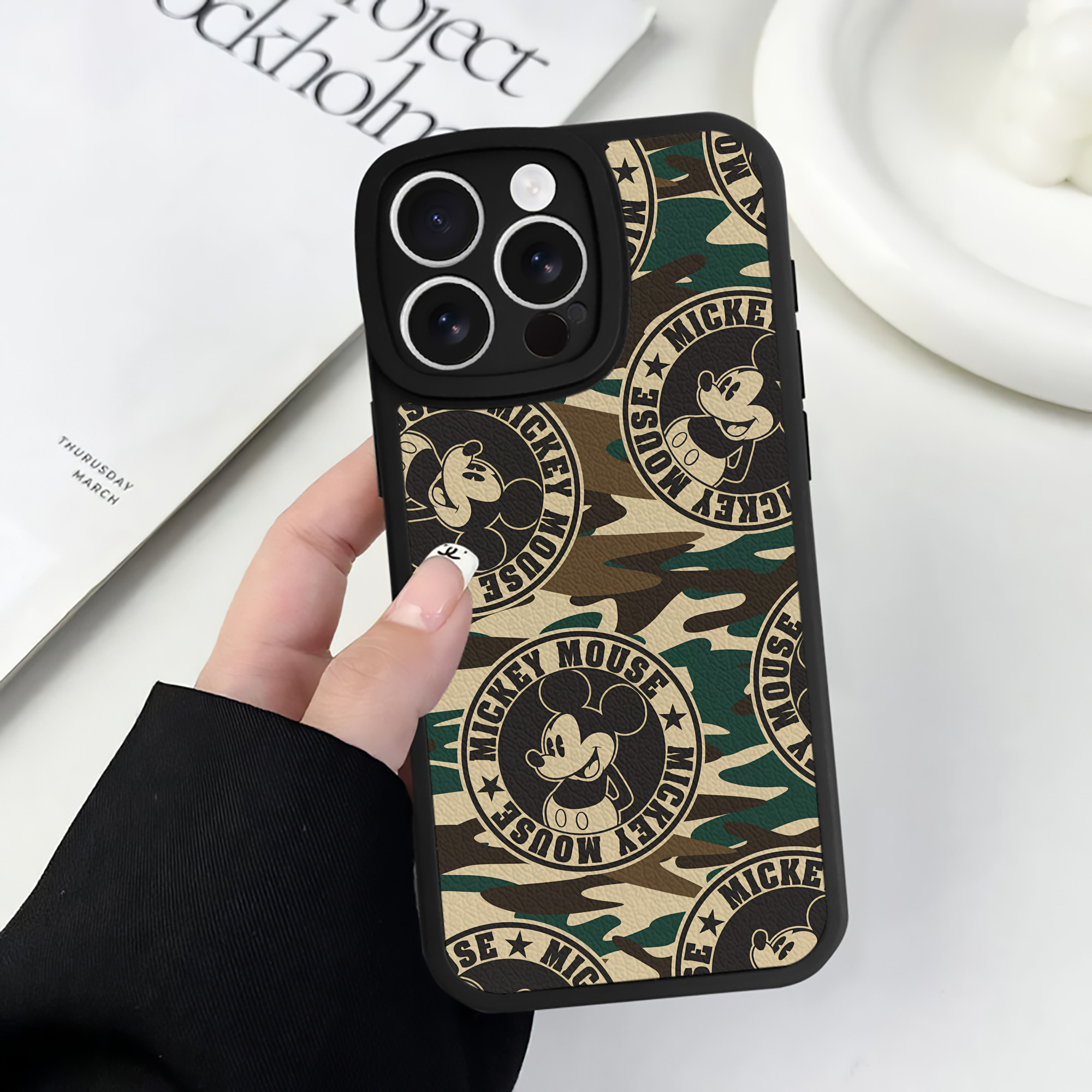（画像用） ミッキーマウス Mickey Mouse 【iPhone 16シリーズ対応】シリコンスマホケース（レザー調） 材質：シリコン